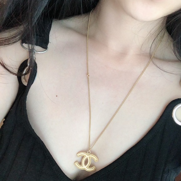 Auth Chanel Matte Gold CC Logo Necklace- Excellent - Picture 6 of 6